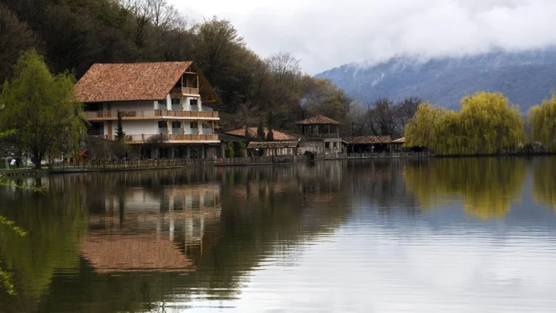 Luksusowe spa nad jeziorem: niezapomniany pobyt w hotelu na Mazurach