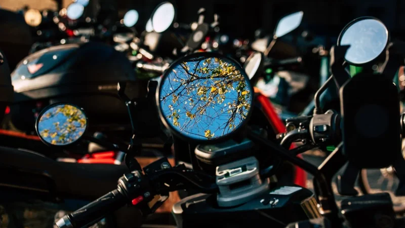 Znaczenie lusterek w bezpieczeństwie jazdy motocyklem